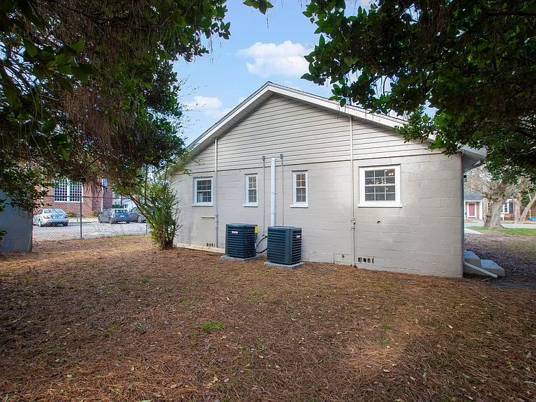1105 SW Sauls St — Photo 2