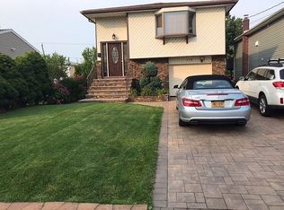 458 Deauville Pkwy, Lindenhurst, NY 11757