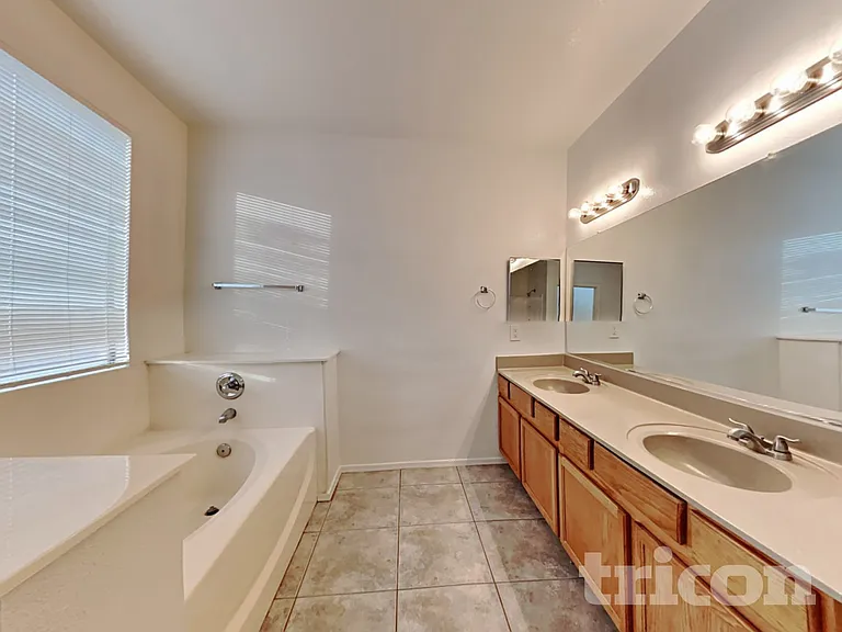 6619 W Golden Ln — Photo 8