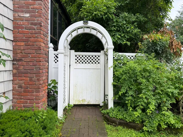 3 Westwood Ln, Kings Park, NY 11754