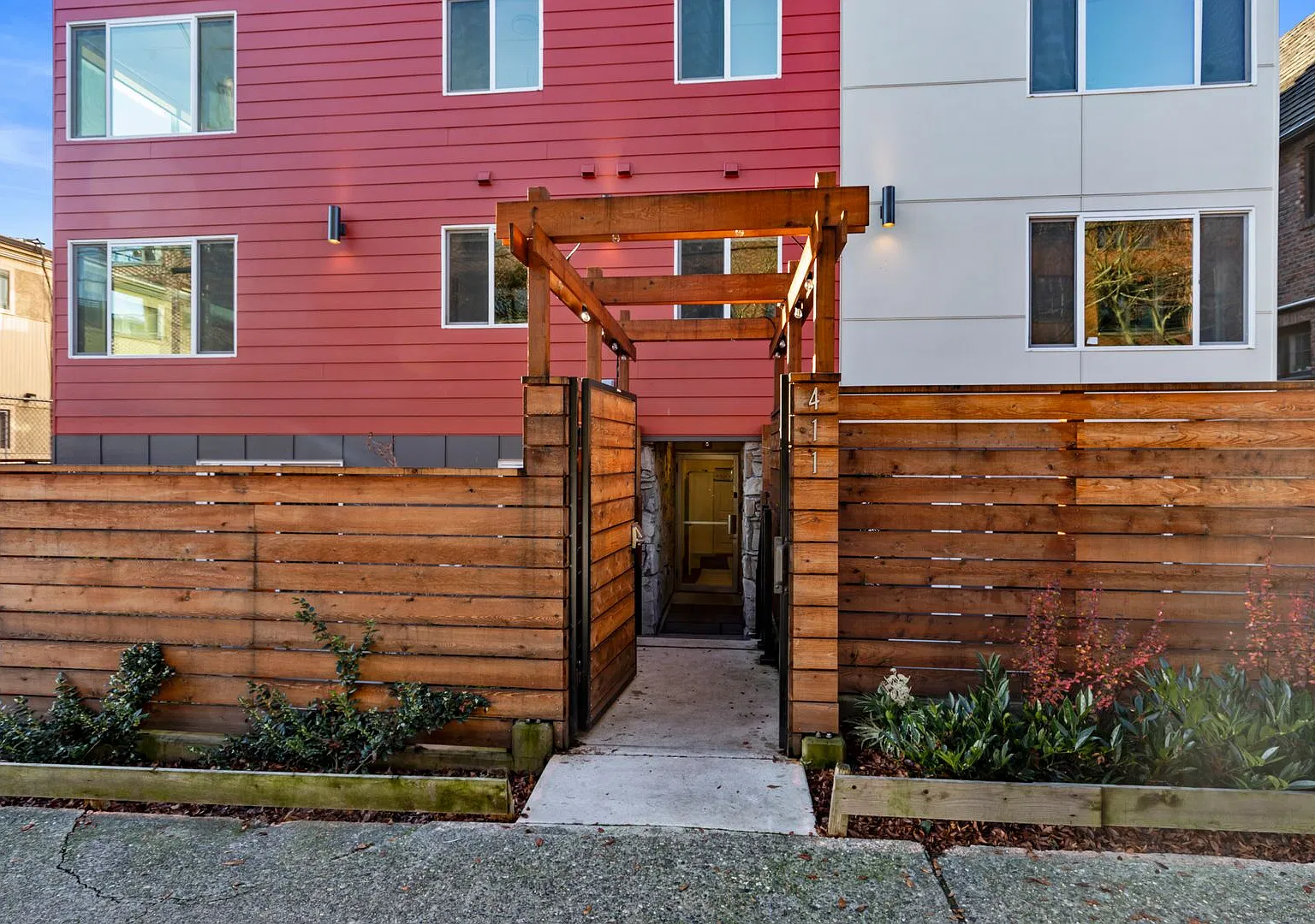411 Harvard Ave East — Photo 2