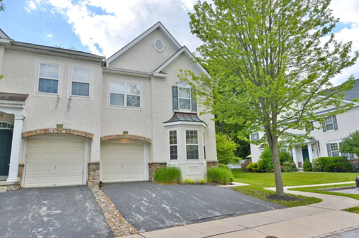 Building Photo - 200 Rolling Hill Dr