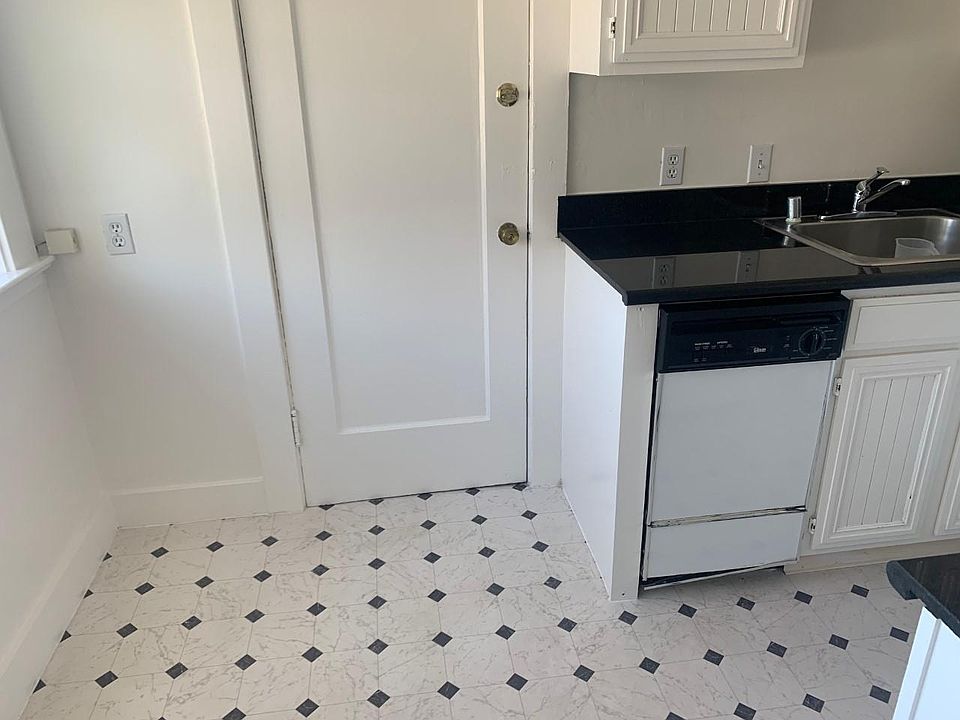 Kitchen eat-in area