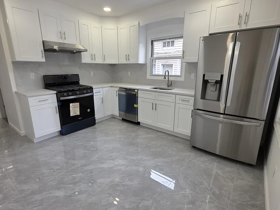 142 Fremont Ave #2