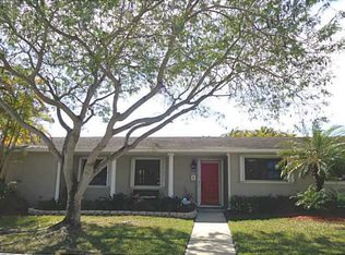 9470 Palmetto Club Ln E, Miami, FL 33157