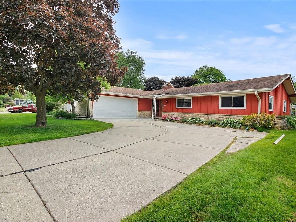 1st image of 11855 W Lakefield Dr