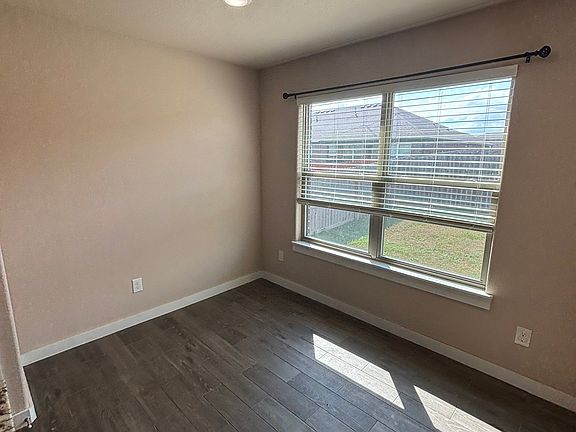 4th image of 433 Red Robin St