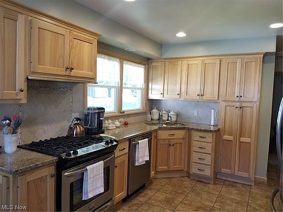3rd image of 900 Barclay Ave