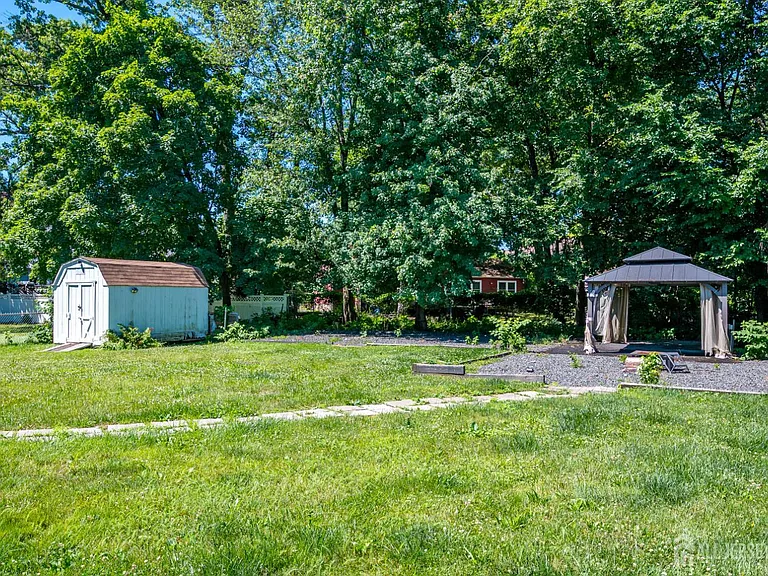 10 Jeff St — Photo 31