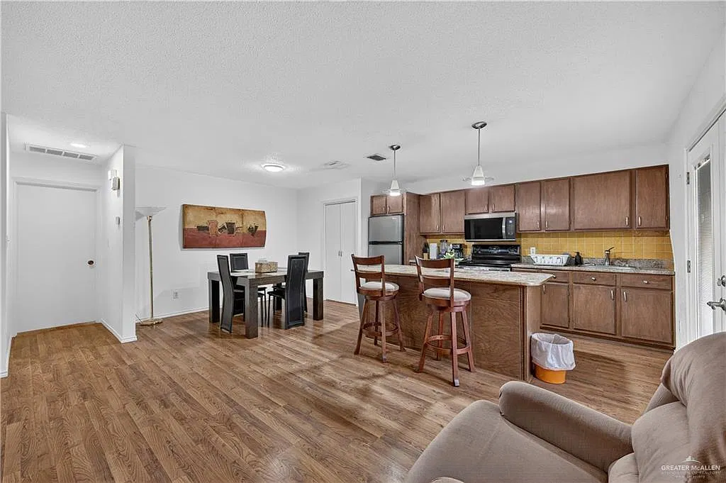 2 bed, 2.0 bath, 1237 sqft, $1,400 — Photo 3