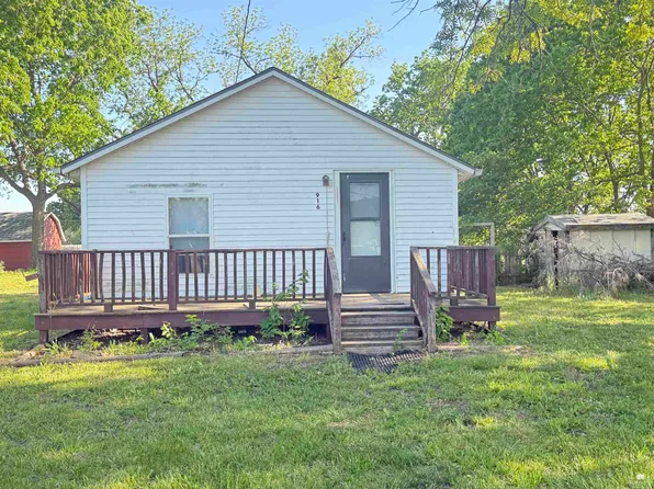916 McBrathney St, Clay Center, KS 67432