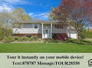 27 Country Greens Dr, Bellport, NY 11713