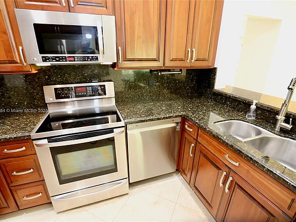 4th image of 1583 Presidio Dr