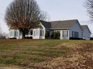 511 Golf Course Rd, Pilot Mountain, NC 27041