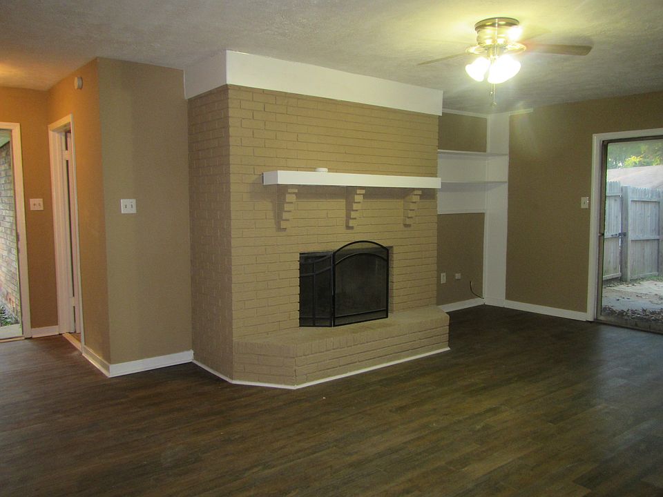 1st image of 102 Red Oak Cv