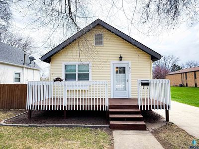 617 NE 1st St, Madison, SD, 57042