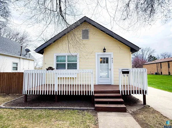 617 NE 1st St, Madison, SD 57042