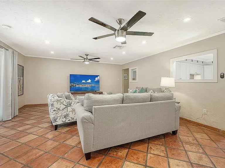 1127 S Osprey Ave — Photo 10