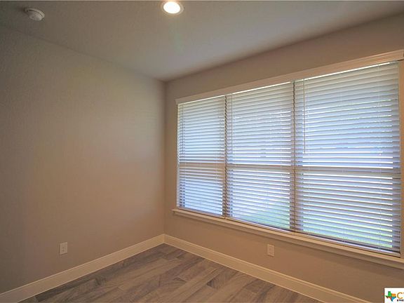 5th image of 1658 Barrett Ave