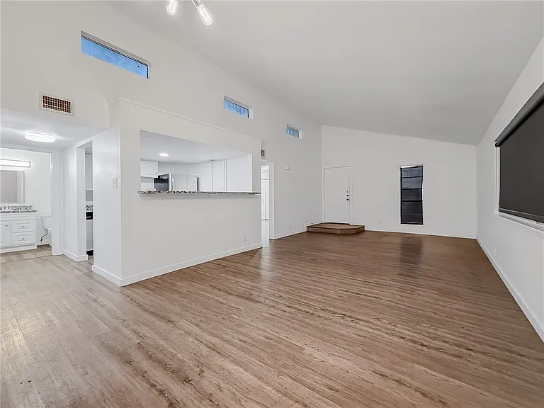 302 Easy St #B — Photo 7