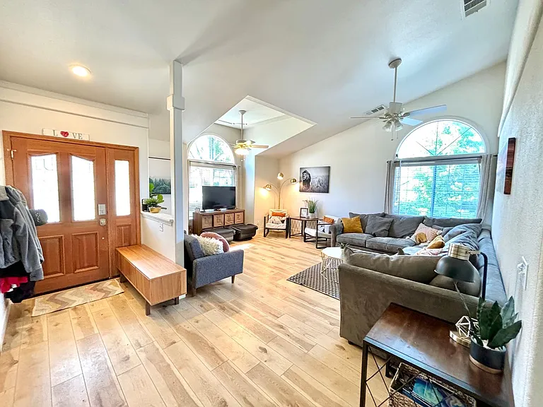 555 Reddington Dr — Photo 4