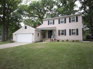 521 Woodhill Dr, Decatur, IL 62521