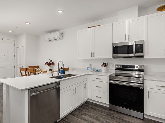 3rd image of 936 Cooper Pl