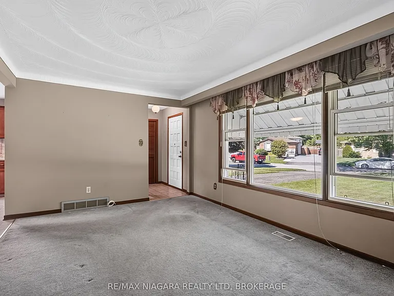 5777 Sunnylea Cres — Photo 17