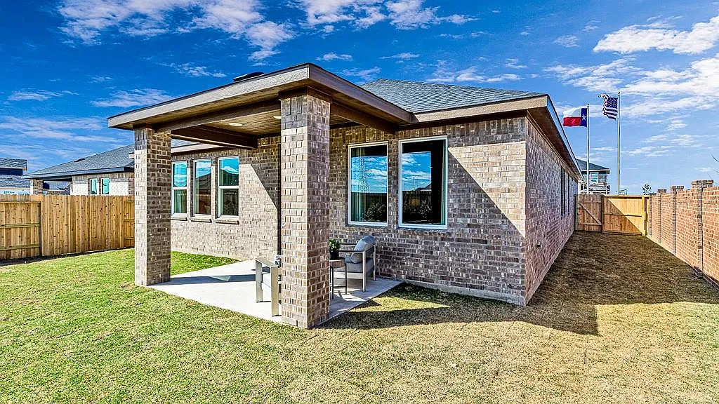 4 bed, 3.0 bath, 1957 sqft, $2,950 — Photo 2