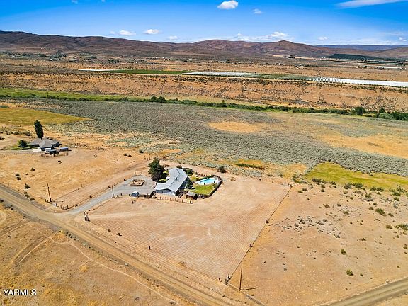 3rd image of 511 E Pine Hollow Rd