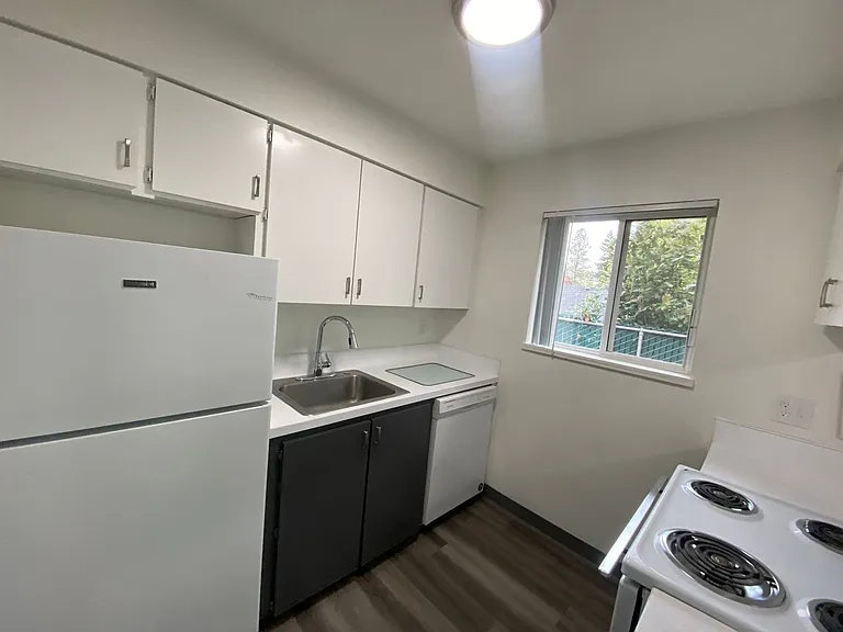Pleasant Square Apartments — Photo 13