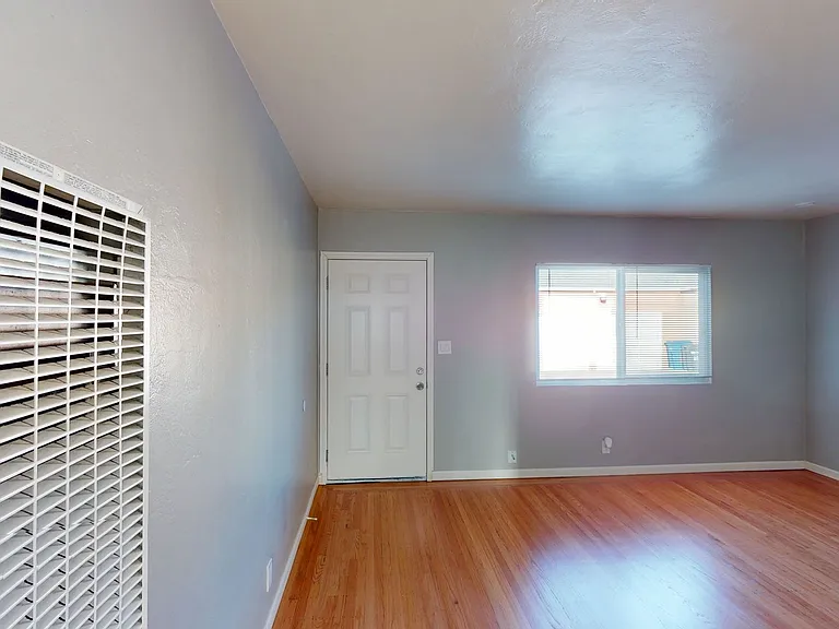 22815 Grand St — Photo 5