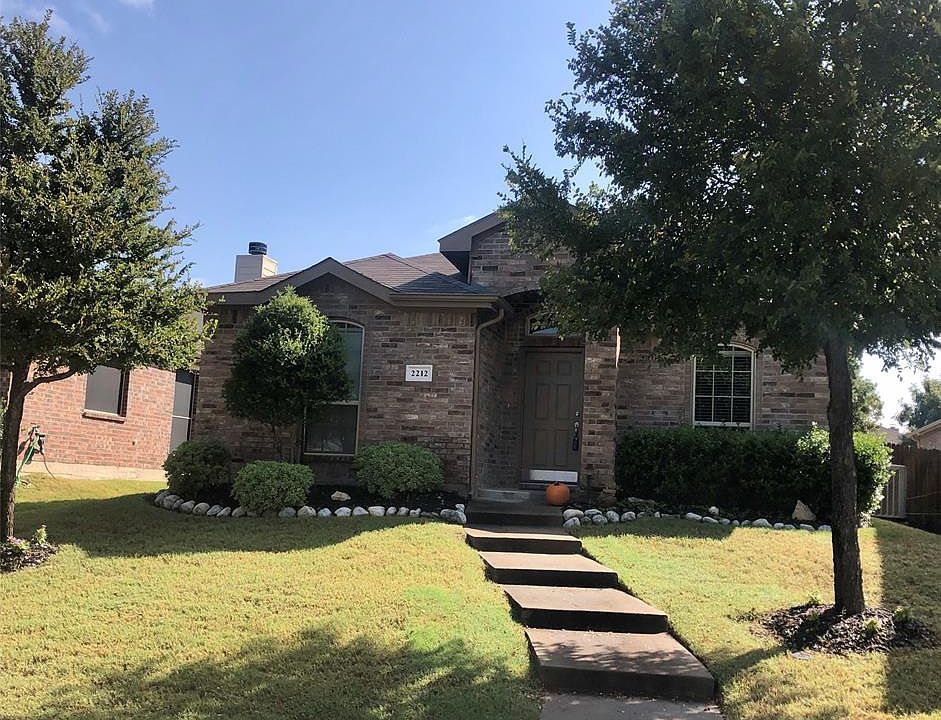 1st image of 2212 Preston Ln