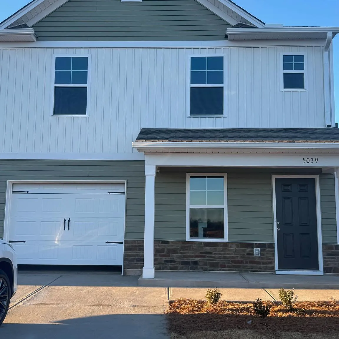 4 bed, 2.5 bath, 1926 sqft, $2,000 — Photo 1