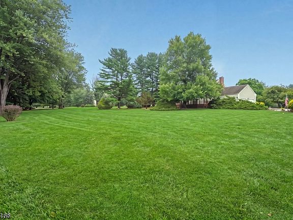 4th image of 10 Sunnyfield Dr