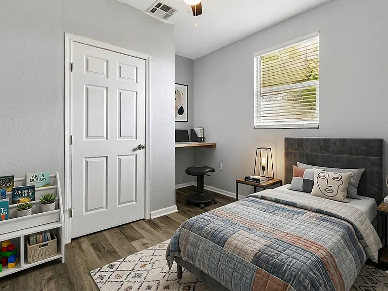 Kid's room/Office