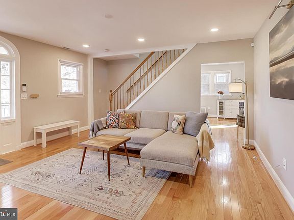 3rd image of 3913 Oglethorpe St