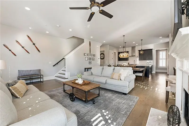 4 bed, 3.5 bath, 2200 sqft, $9,800 — Photo 3