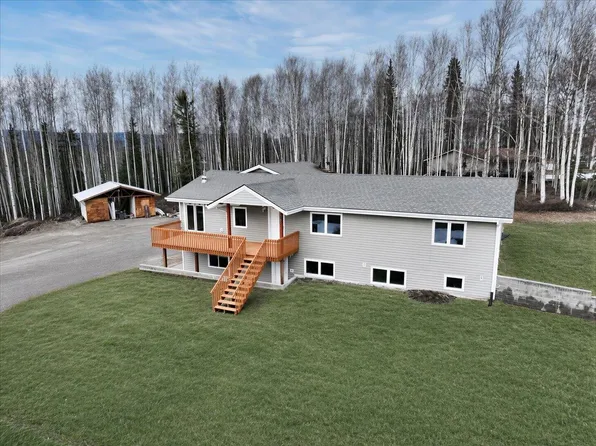 724 Wanda Dr, North Pole, AK 99705