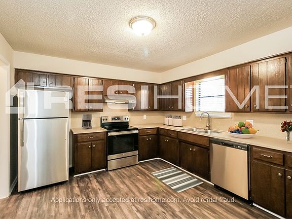 3rd image of 3709 SE 51st St