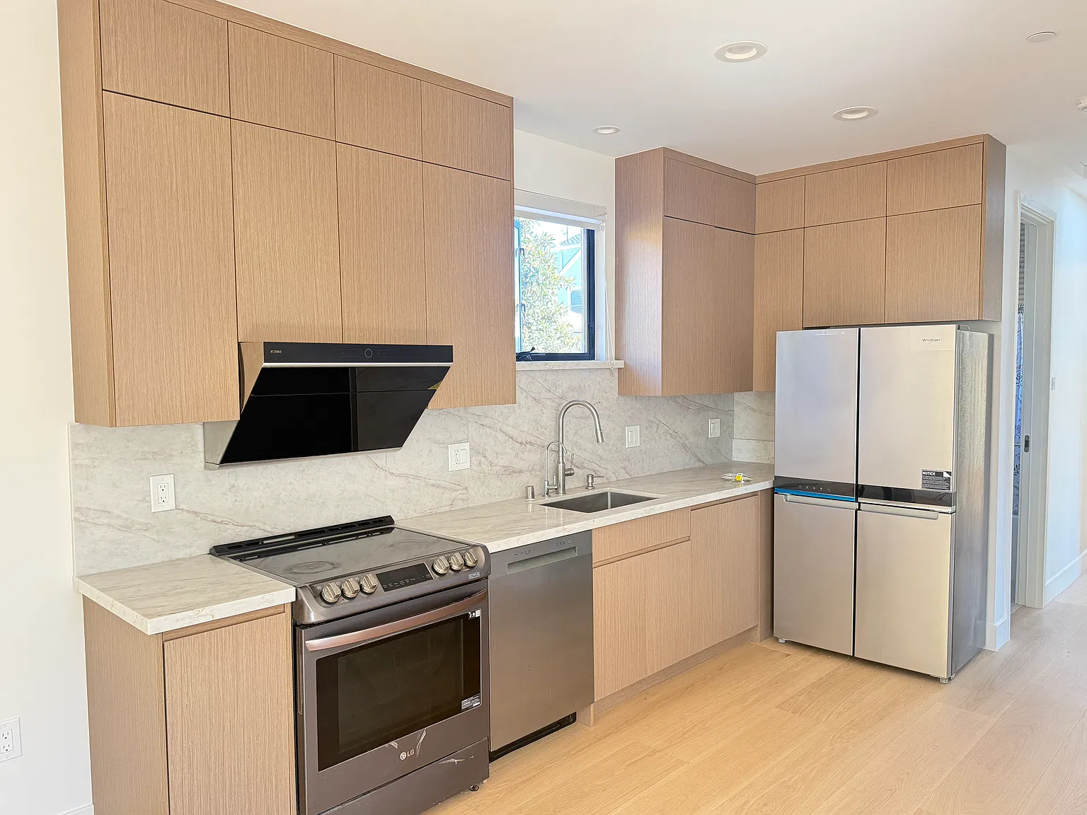 3 bed, 950 sqft, $6,300 — Photo 3