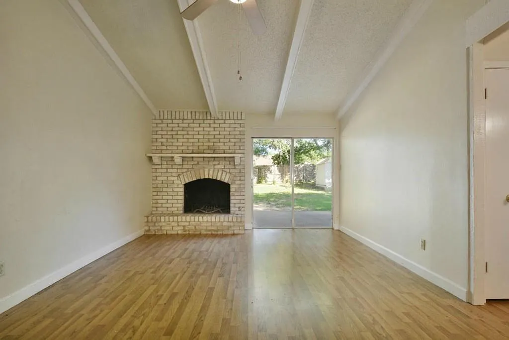 3 bed, 2.0 bath, 1348 sqft, $1,895 — Photo 4