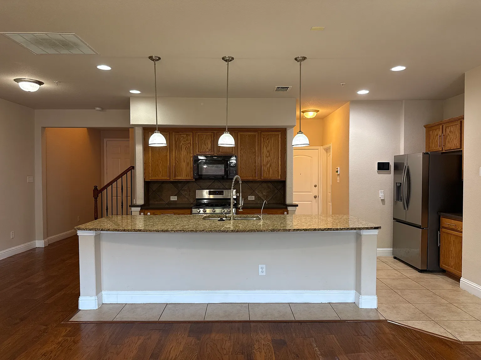 3 bed, 2.5 bath, 1951 sqft, $2,695 — Photo 3
