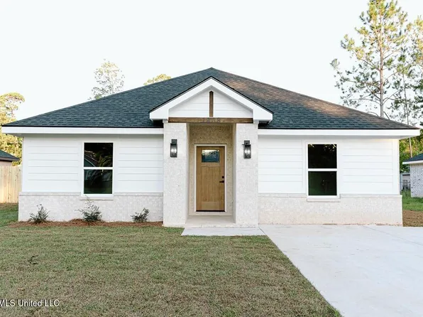 1808 Barracuda Dr, Gautier, MS 39553