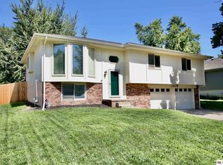 1009 Shawnee Rd, Papillion, NE 68046