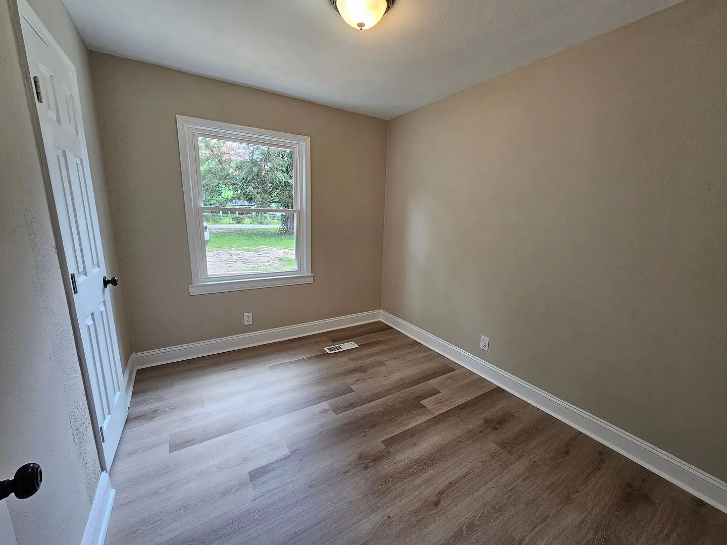 Nice three bedroom one bath — Photo 4