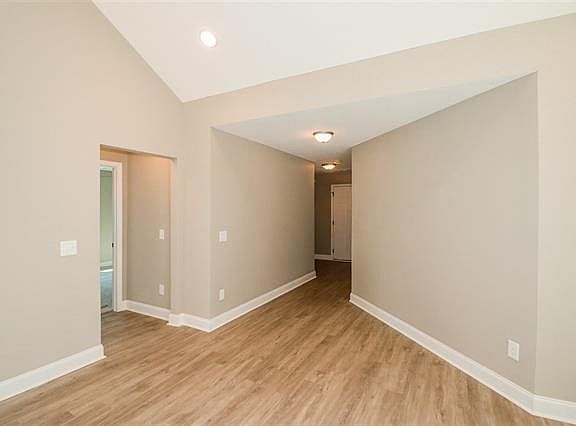 5th image of 212 Laurel Woods Dr