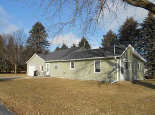 713 S 5th St, Manchester, IA 52057