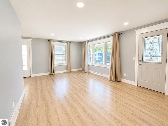 4th image of 1865 Maple Dr