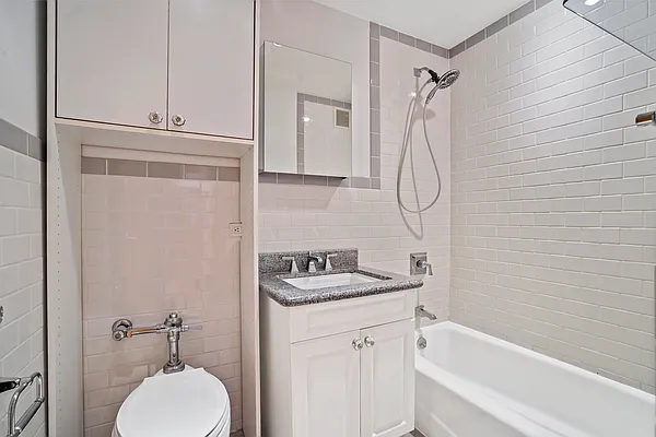 Sold by Daniel Gale Sotheby's International Realty | media 33